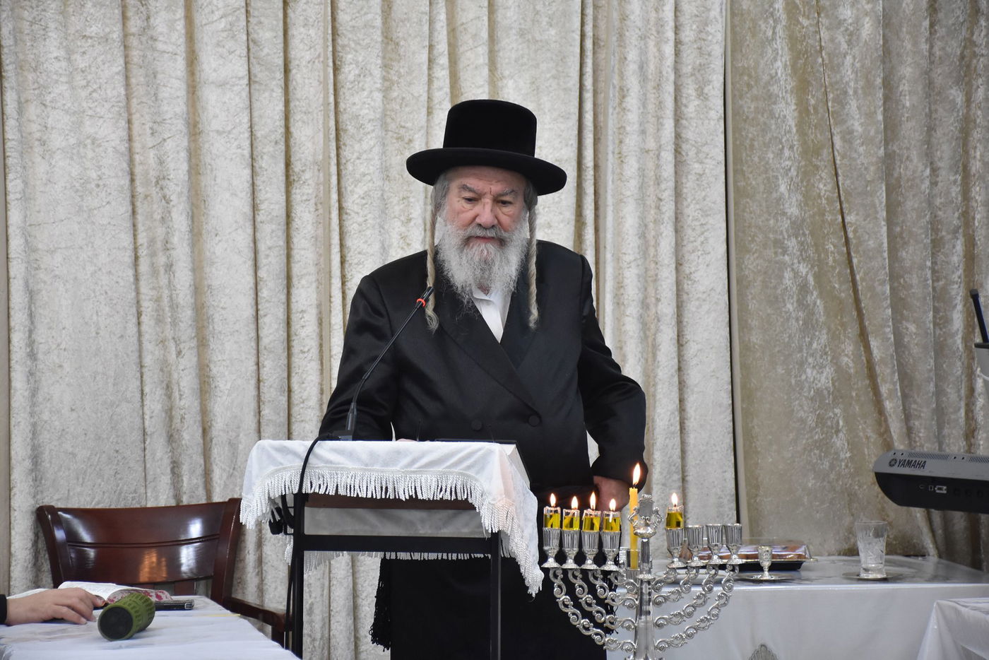 הדלקת נרות חנוכה בחצר הקודש אשלג