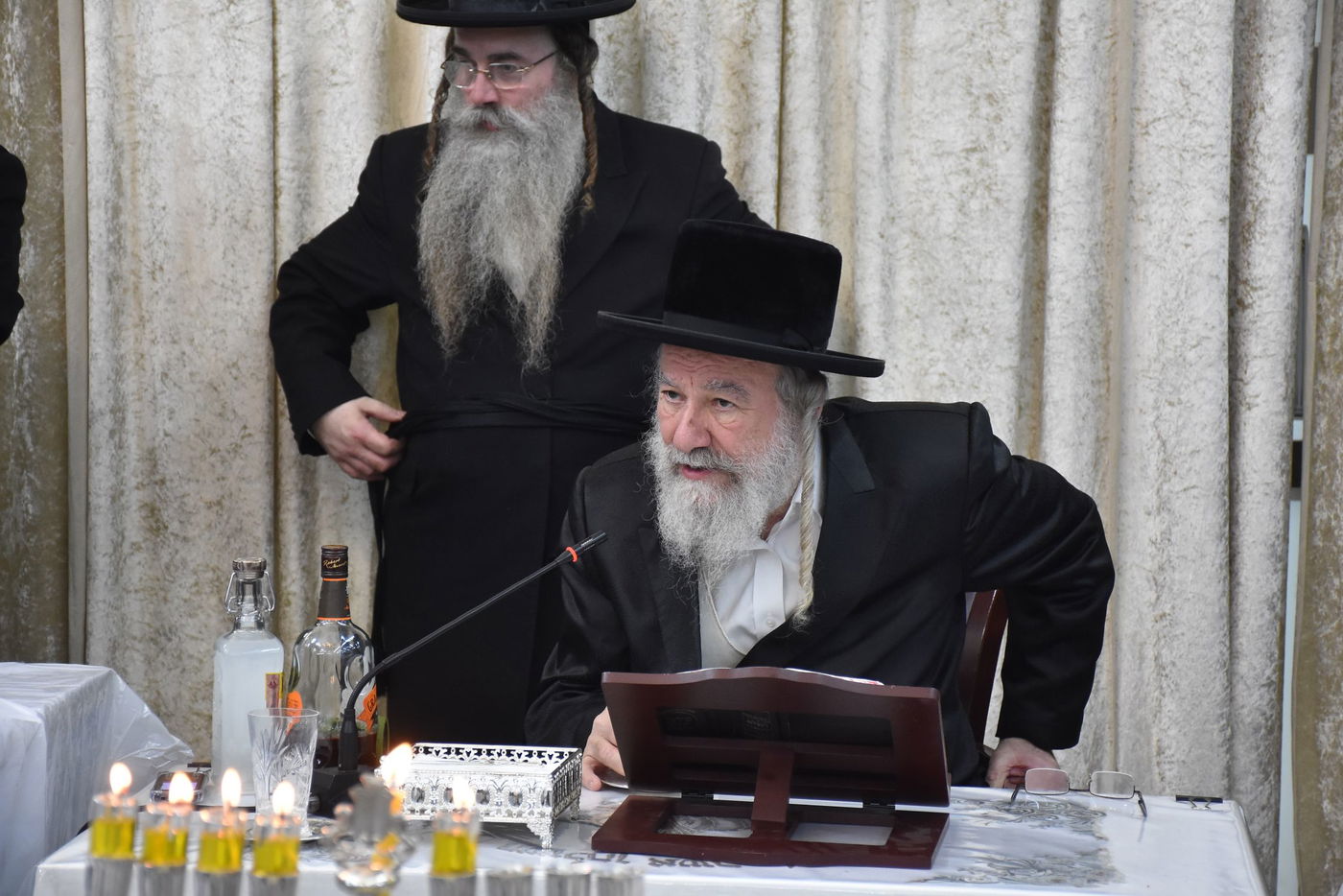 הדלקת נרות חנוכה בחצר הקודש אשלג