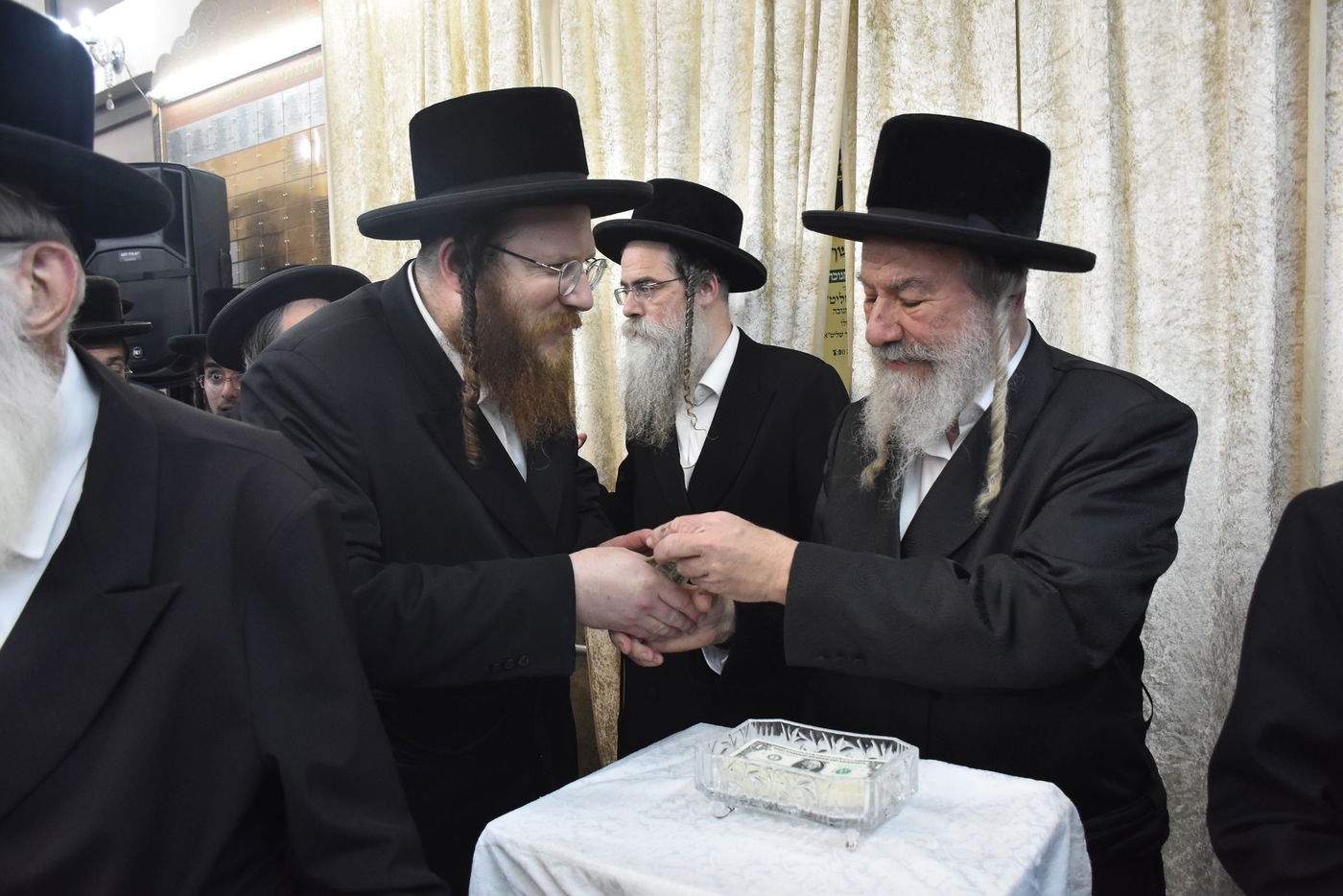 הדלקת נרות חנוכה בחצר הקודש אשלג