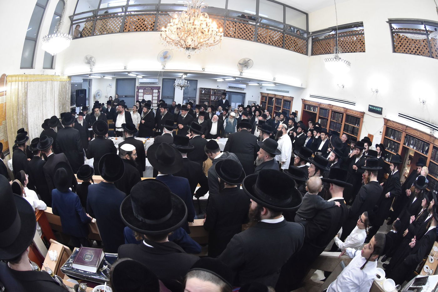 הדלקת נרות חנוכה בחצר הקודש אשלג