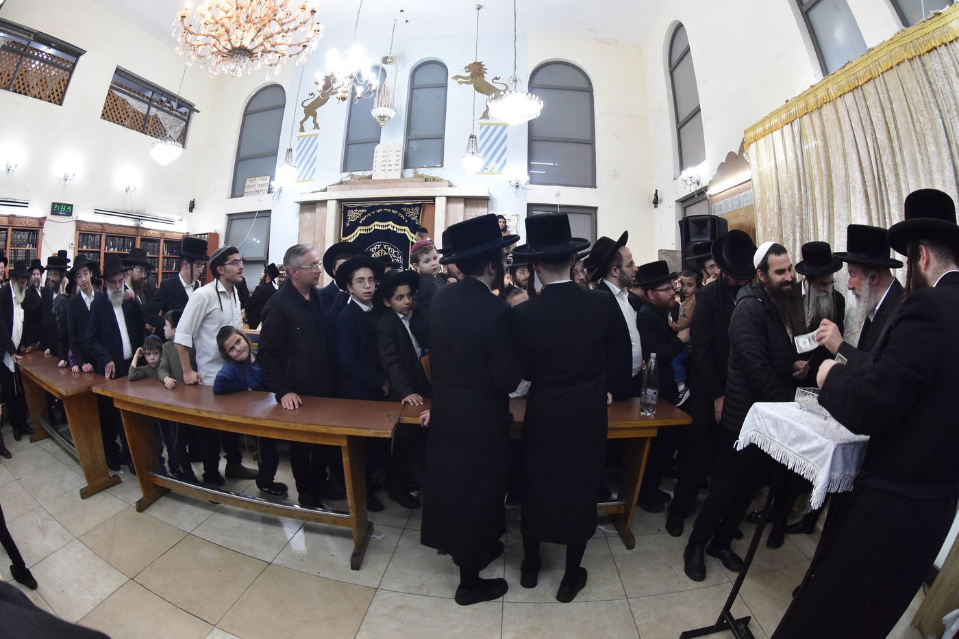 הדלקת נרות חנוכה בחצר הקודש אשלג