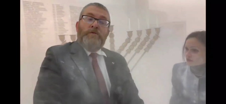 המנהיג הימני מכבה את החנוכייה