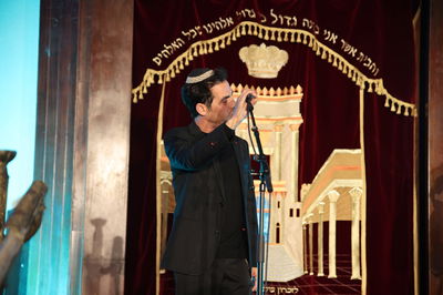 אביב גפן בבית הכנסת