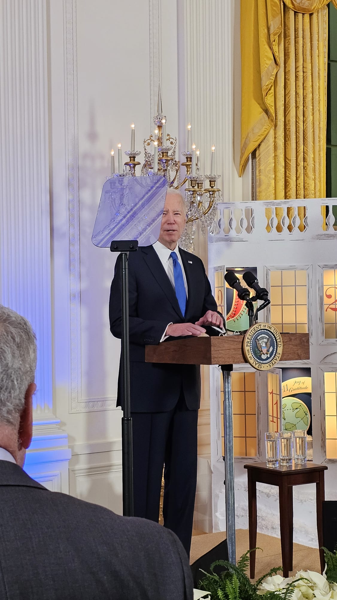 הזמר שלום למר בשירת "אוֹי חֲנוּכָּה" בבית הלבן | צפו