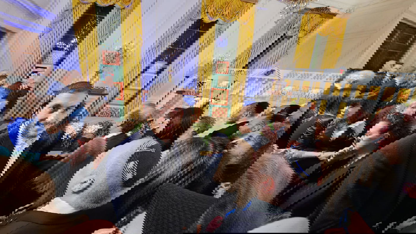 הזמר שלום למר בשירת "אוֹי חֲנוּכָּה" בבית הלבן | צפו