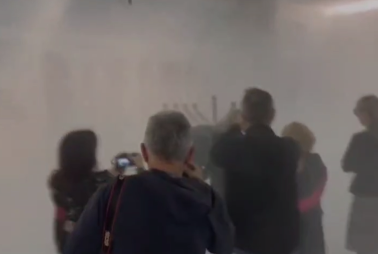 המנהיג הימני מכבה את הנרות