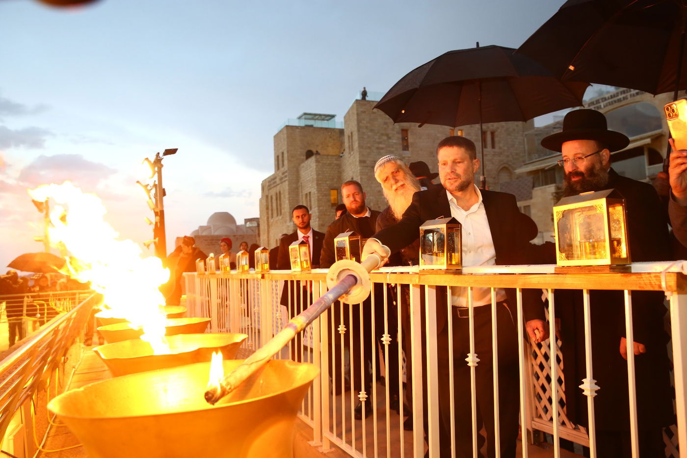 70 חיילים מ'מחנה שורה' הדליקו נר שישי של חנוכה בכותל