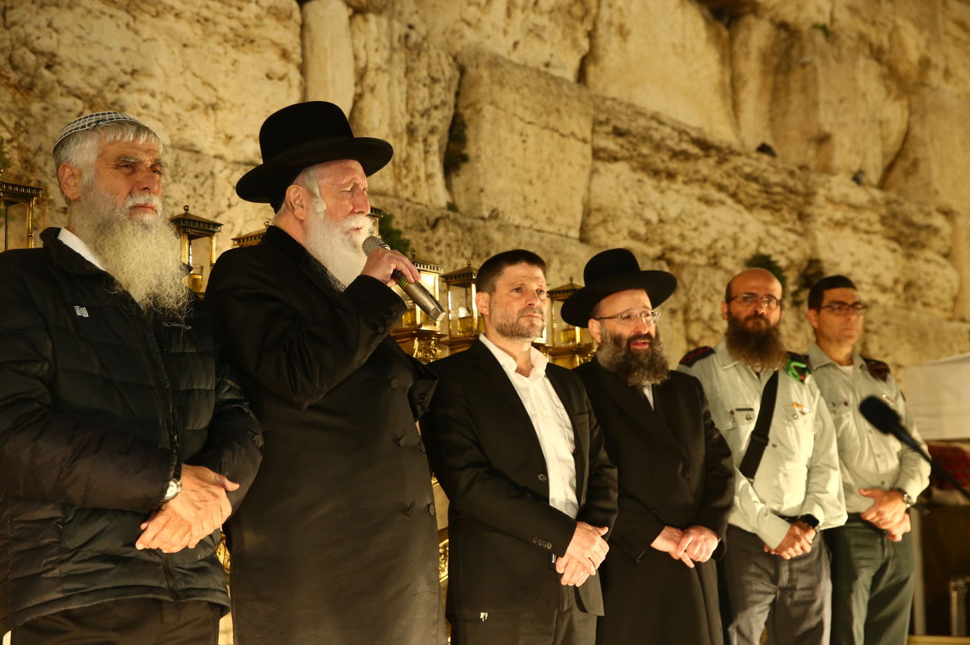 70 חיילים מ'מחנה שורה' הדליקו נר שישי של חנוכה בכותל