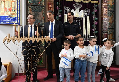 הנשיא הרצוג הדליק נר שישי עם תושבי פטיש ומסלול: "הצלתם מאות; תודה"