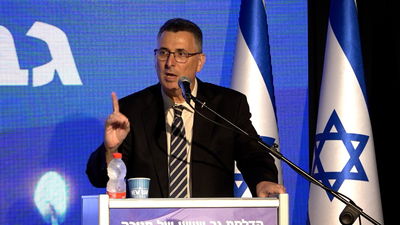 השר גדעון סער תקף: "יש כאלה שעומדים עם 'סטופר' ביד; איפה אתם חיים?"