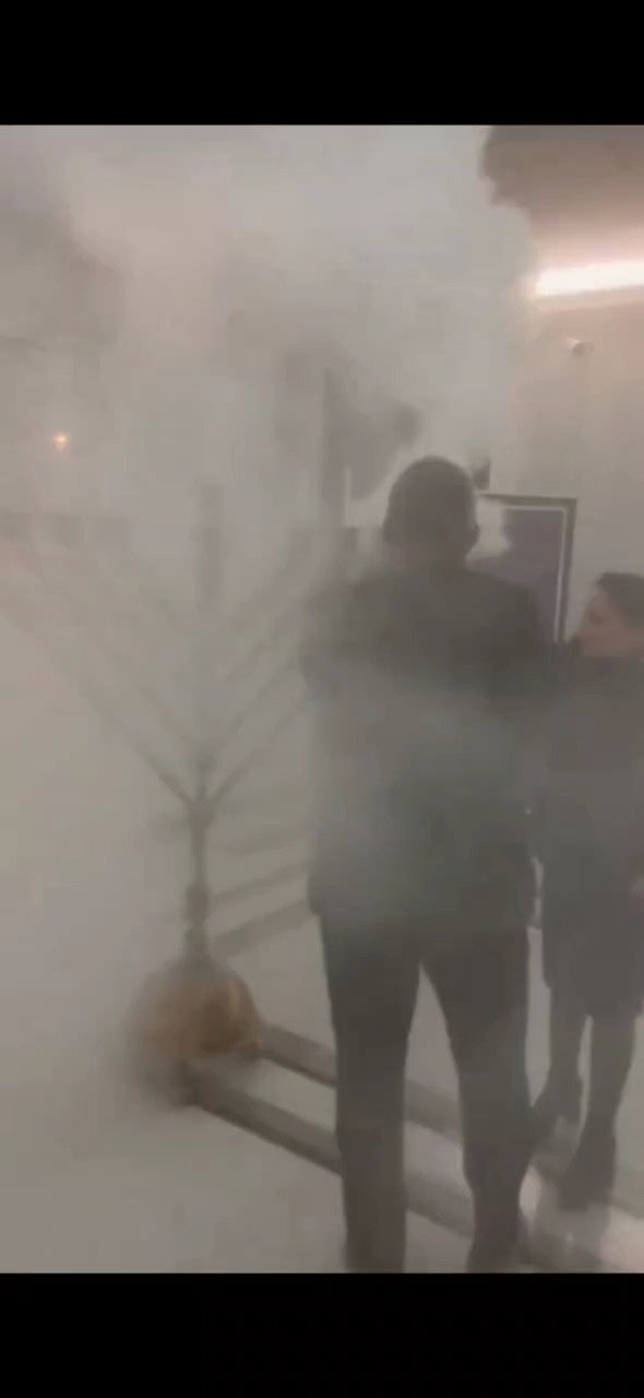 חבר הפרלמנט האנטישמי מכבה את החנוכייה 