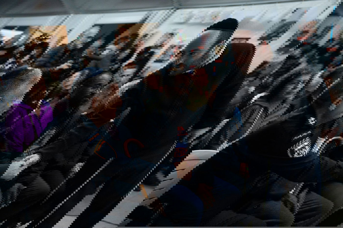 מפקד מחוז ת"א הדליק נר שישי עם משפחות החטופים | צפו