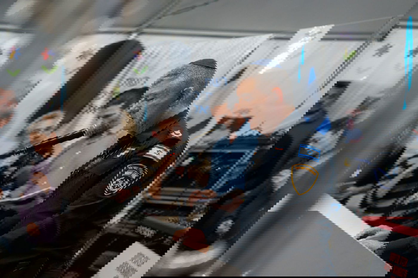 מפקד מחוז ת"א הדליק נר שישי עם משפחות החטופים | צפו