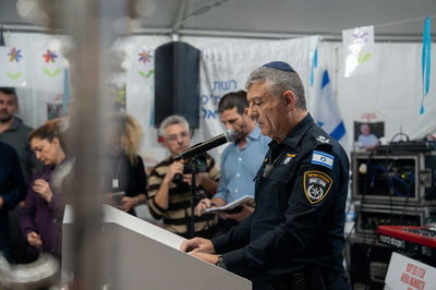 מפקד מחוז ת"א הדליק נר שישי עם משפחות החטופים | צפו