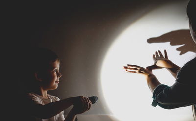 משחק אור וצל בעזרת פנס