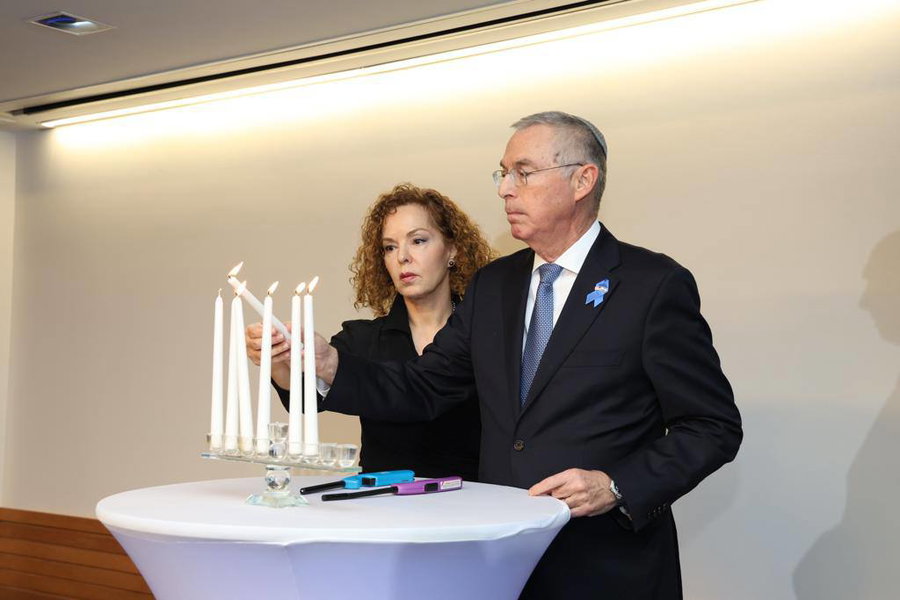 השגריר הרצוג ורעייתו