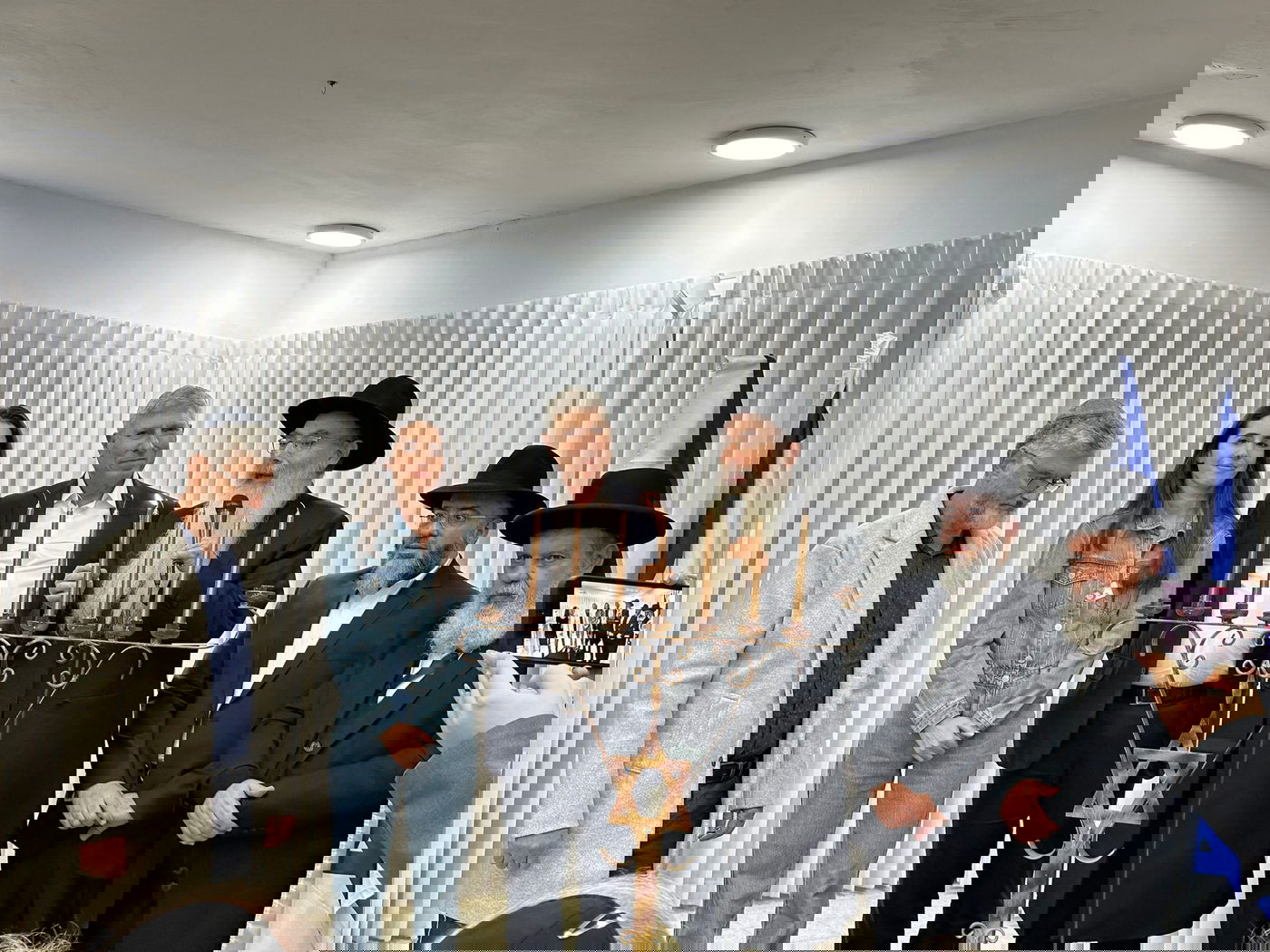 (מימין לשמאל) הרב אליהו מיימון, הרב יוסף חיים פרץ, רב העיר הרב חיים שלמה דיסקין, ראש העיר יעקב פרץ, ספיר כהן, אלי כהן