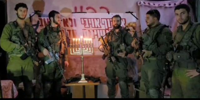 תחת אש: לוחמים במעוז הטרור שג'אעיה מדליקים נר חנוכה