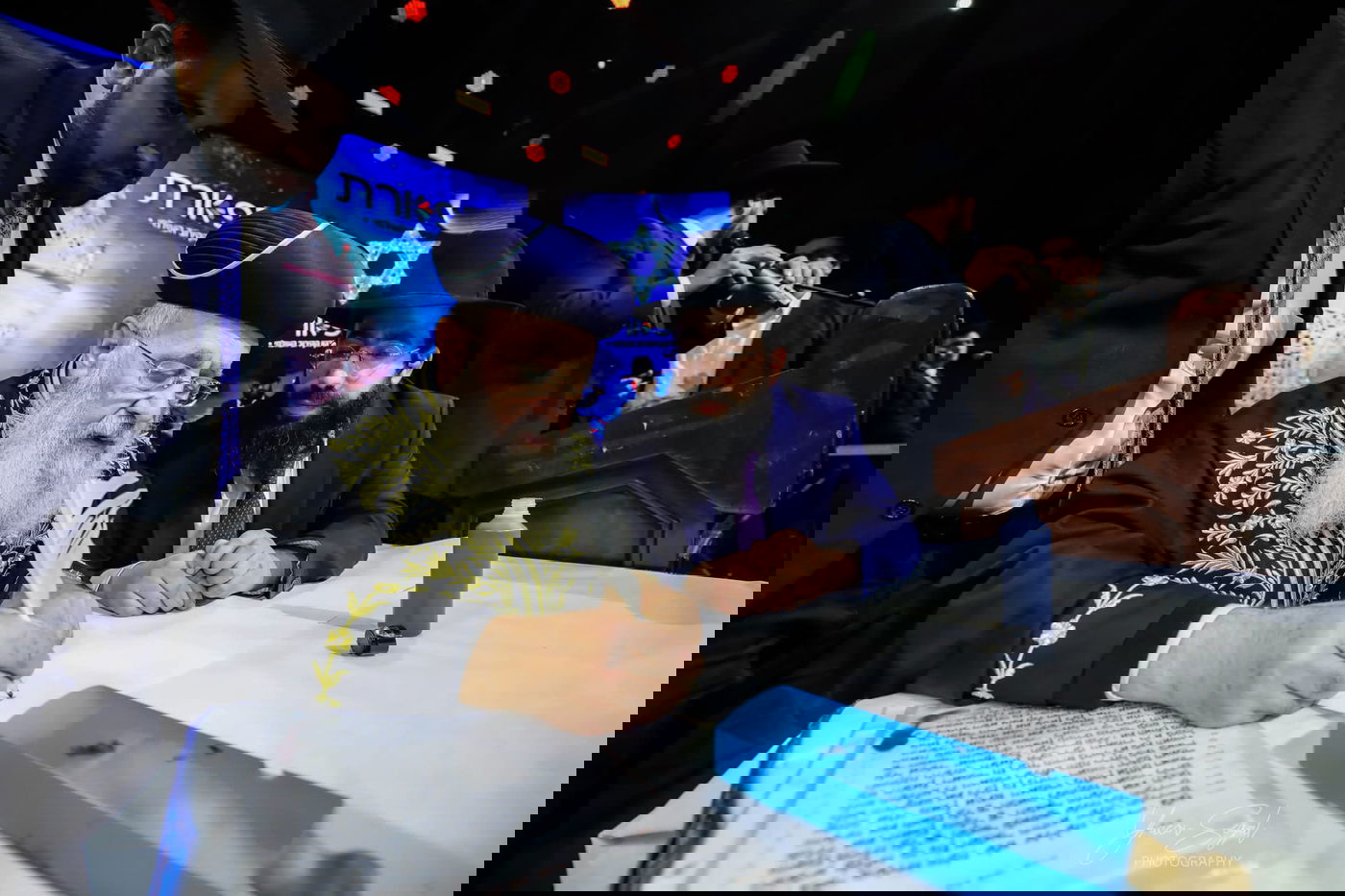 מעמד מרגש: כתיבת אותיות ספר תורה חדש במעמד הראשון לציון הרב יצחק יוסף