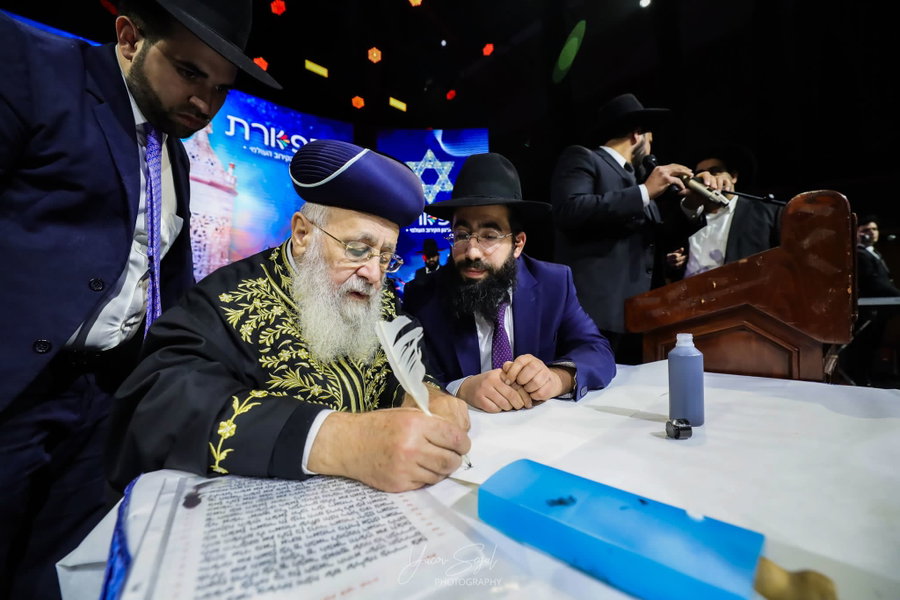 מעמד מרגש: כתיבת אותיות ספר תורה חדש במעמד הראשון לציון הרב יצחק יוסף