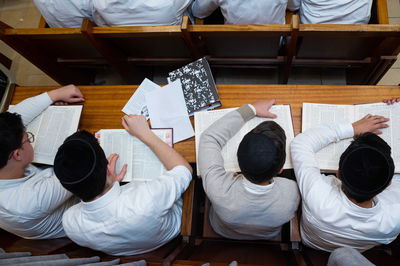 לשם- מוסד שמספק את הסטנדרטים הגבוהים ביותר של חינוך תורני המקובל בעולם החרדי.