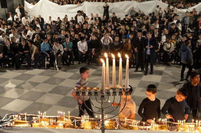 יתומי ארגון "זה לזה" במעמד הדלקת נרות חנוכה