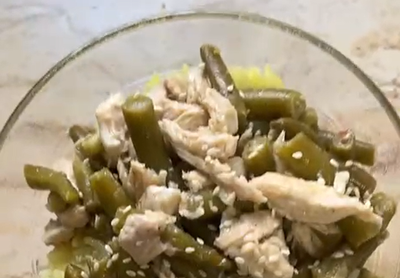 חזה עוף ושעועית ירוקה ברוטב חמצמץ