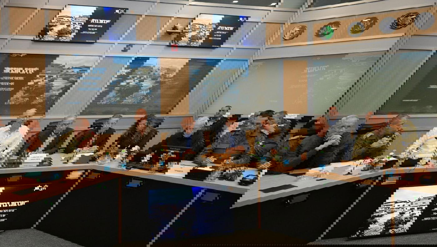 ישיבת הקבינט, הערב 