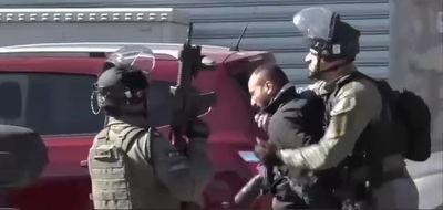 לוחמי מג"ב מכים את הצלם