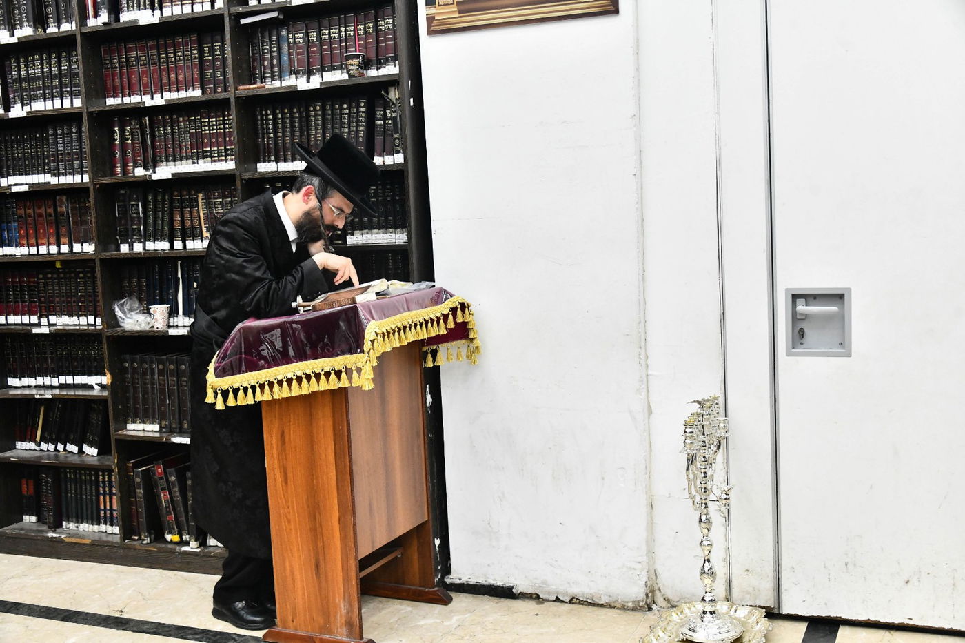 האדמו"ר מזוועהיל הדליק את נר החנוכה האחרון ושרף את הפתילות • גלריה