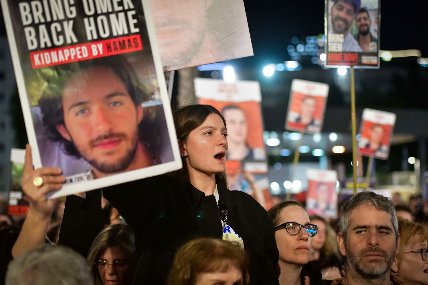 משפחות החטופים צעדו לבסיס הקריה; "הם נרצחים בדם קר"