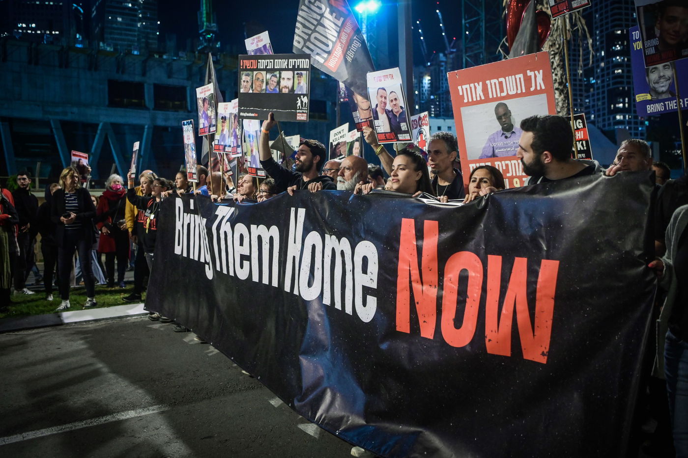 משפחות החטופים צעדו לבסיס הקריה; "הם נרצחים בדם קר"