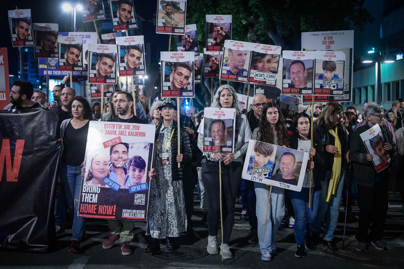 משפחות החטופים צעדו לבסיס הקריה; "הם נרצחים בדם קר"