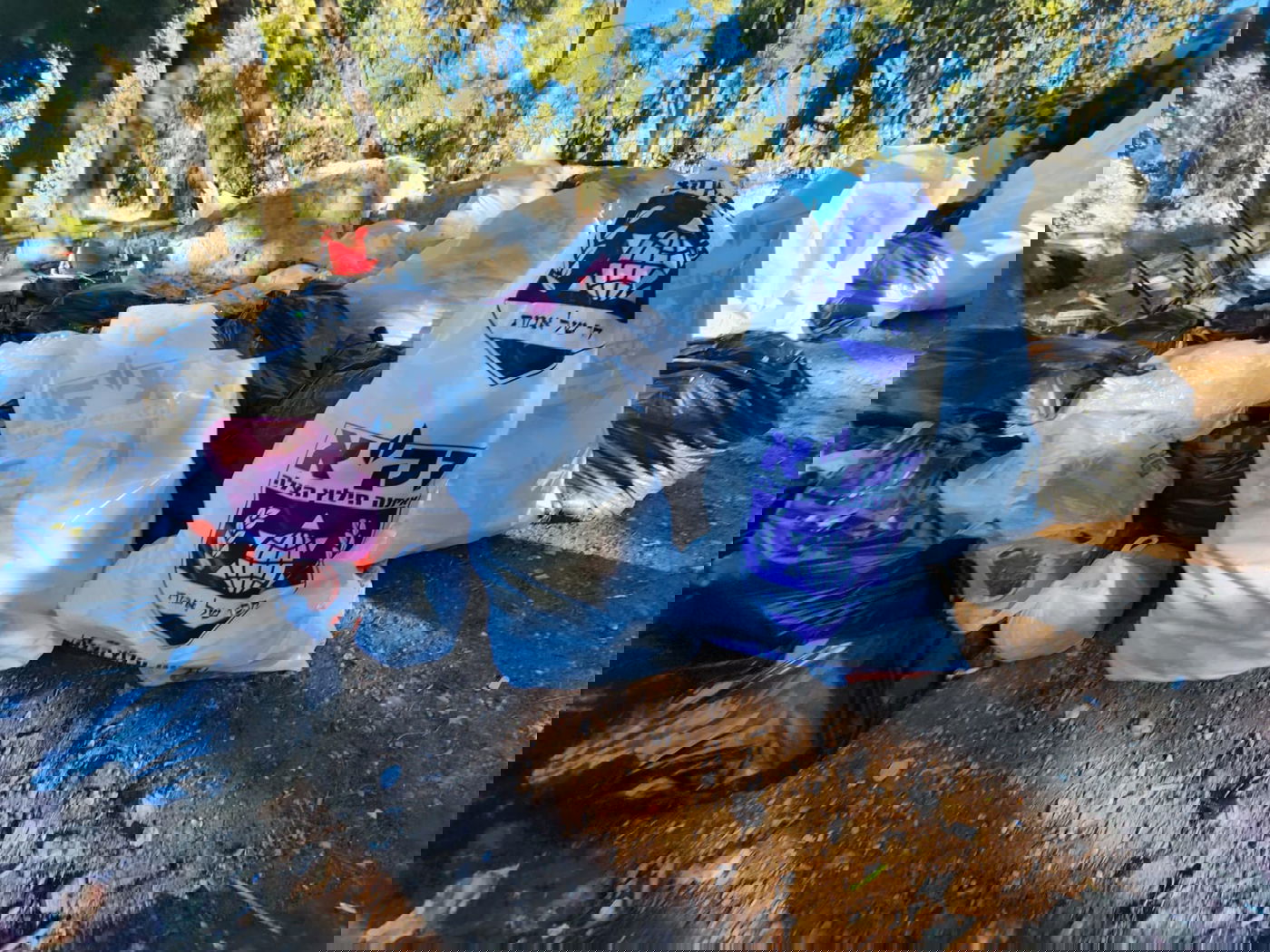 שקיות זק"א מלאות אשפה מאלפי החוגגים בקבר מתתיהו