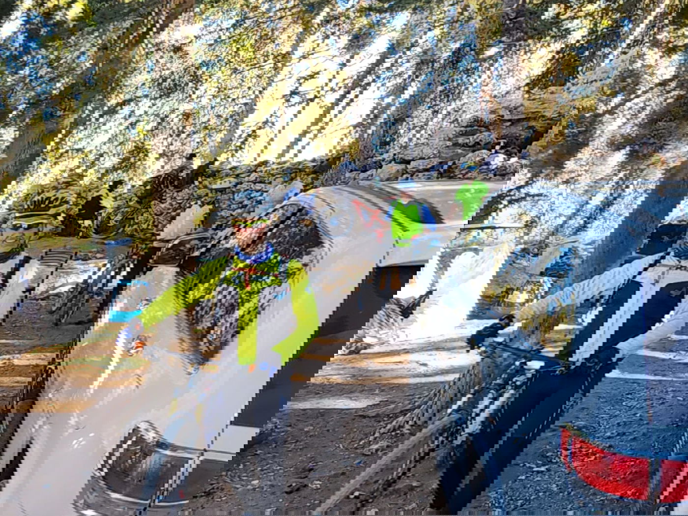 רוכבי אופנים שעצרו להתפלל בקבר מתתיהו זאת חנוכה תשפ"ד