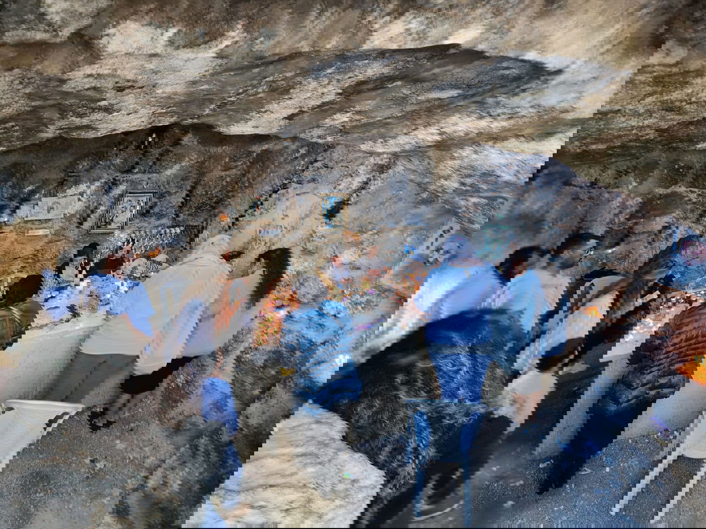 מתפללים ומתפללות בקבר מתתיהו זאת חנוכה תשפ"ד