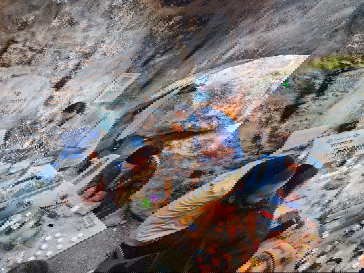 מתפללים ומתפללות בקבר מתתיהו זאת חנוכה תשפ"ד