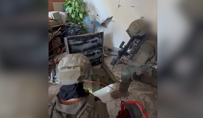 פיר מנהרה - מתחת מיטת תינוק בתוך חדר ילדים | צפו בתיעוד