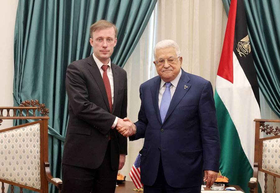 ג'ייק סאליבן עם מחמוד עבאס ביום שישי