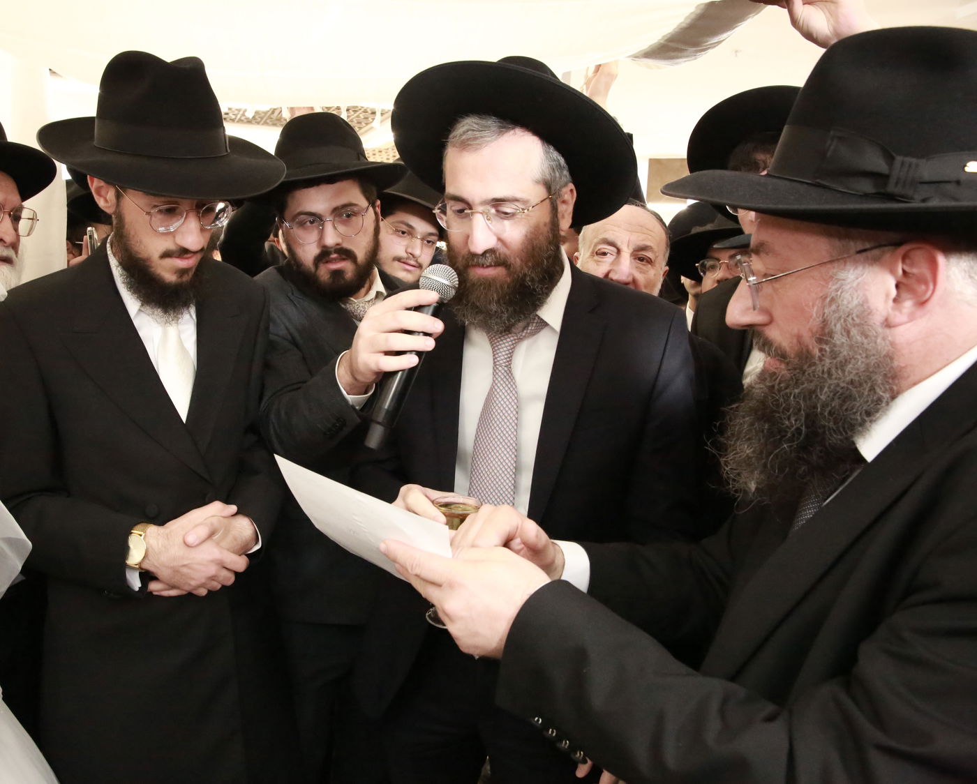 הפוסק הגאון רבי בנימין חותה חיתן את בנו | צפו בתיעוד