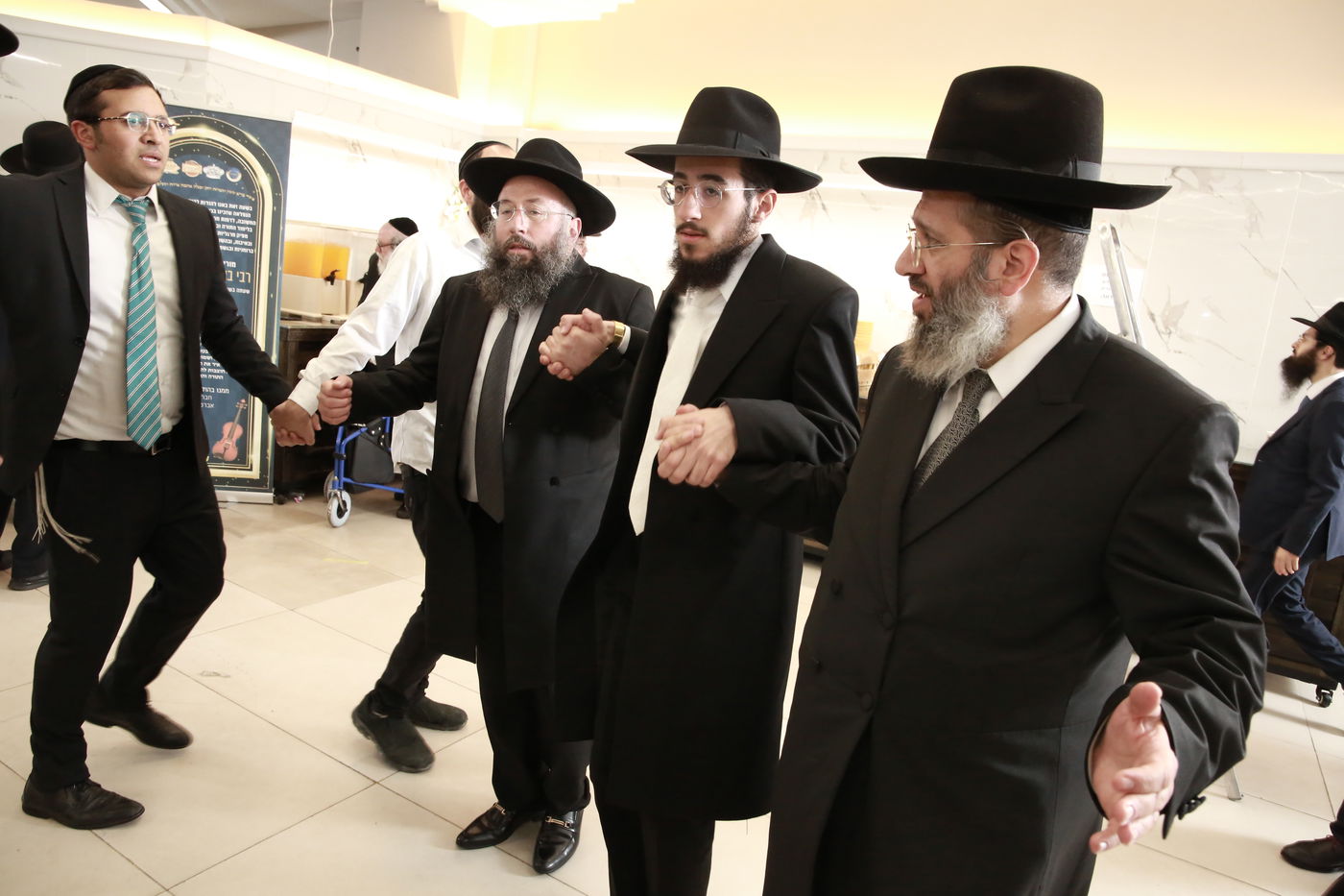 הפוסק הגאון רבי בנימין חותה חיתן את בנו | צפו בתיעוד