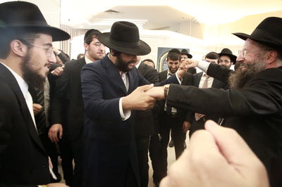 הפוסק הגאון רבי בנימין חותה חיתן את בנו | צפו בתיעוד