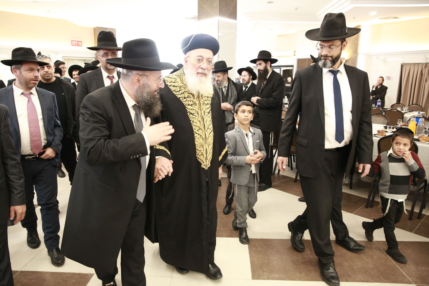 הפוסק הגאון רבי בנימין חותה חיתן את בנו | צפו בתיעוד