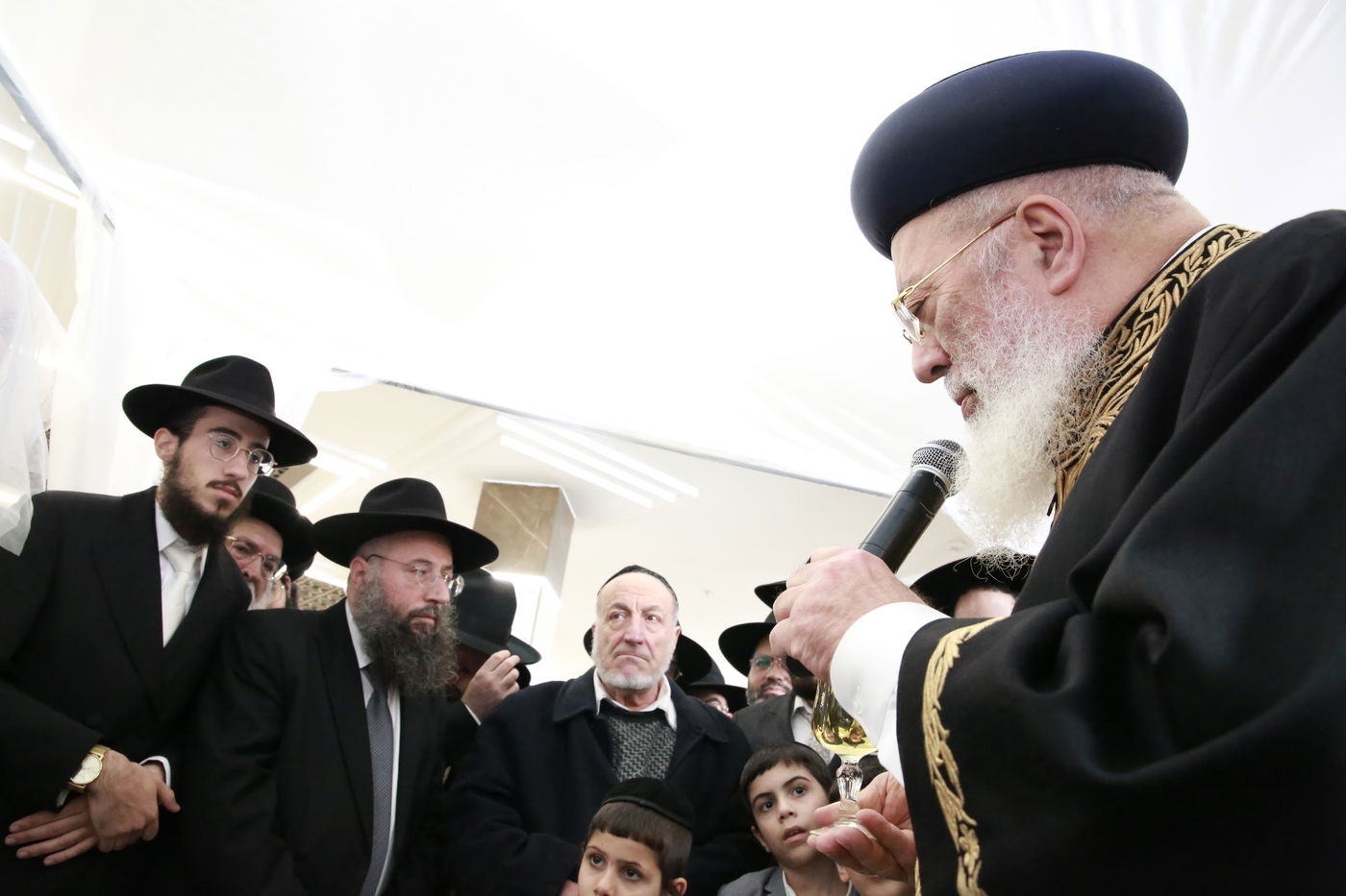 הפוסק הגאון רבי בנימין חותה חיתן את בנו | צפו בתיעוד