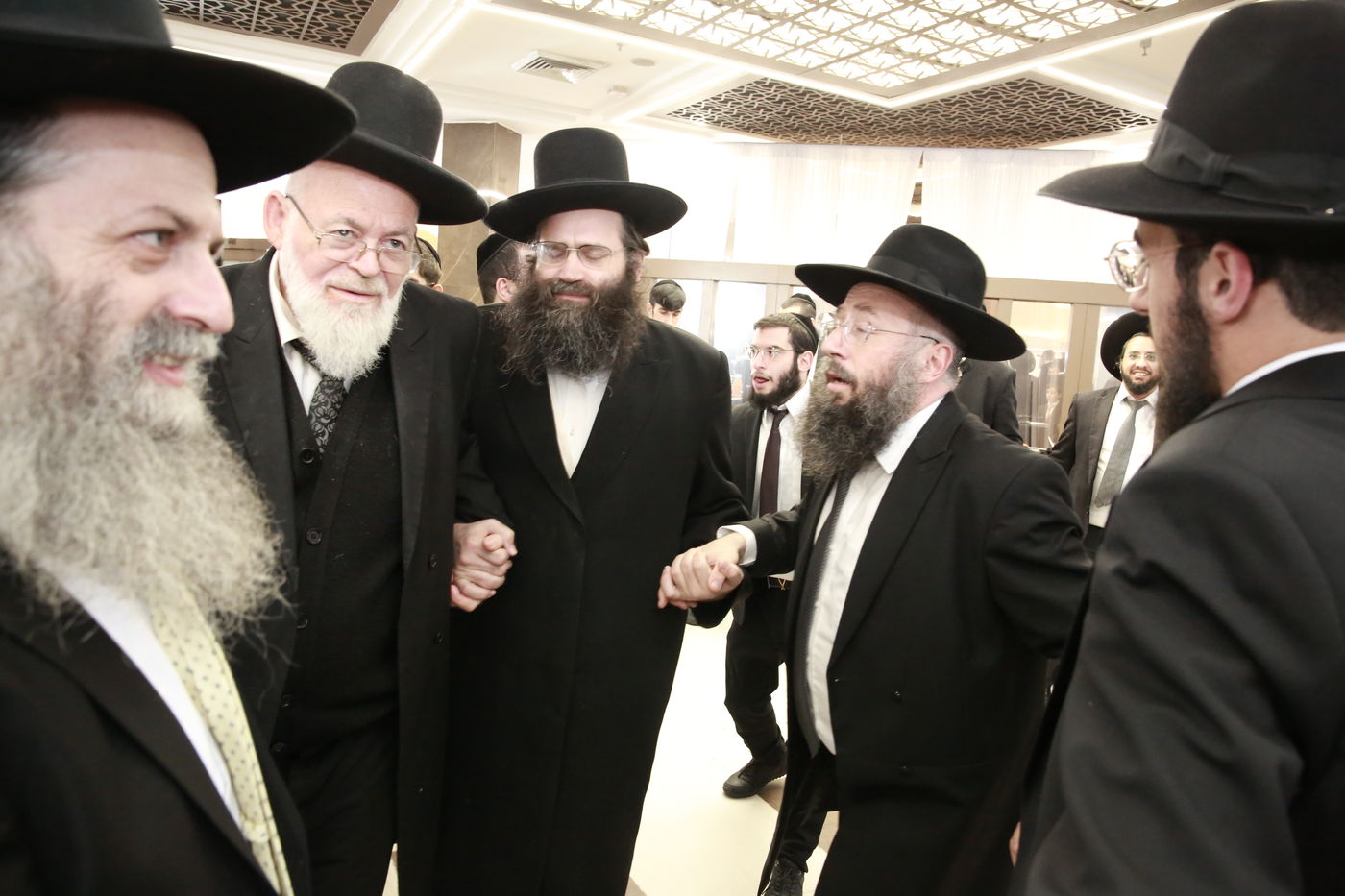 הפוסק הגאון רבי בנימין חותה חיתן את בנו | צפו בתיעוד