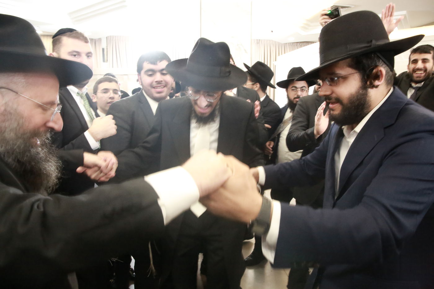 הפוסק הגאון רבי בנימין חותה חיתן את בנו | צפו בתיעוד