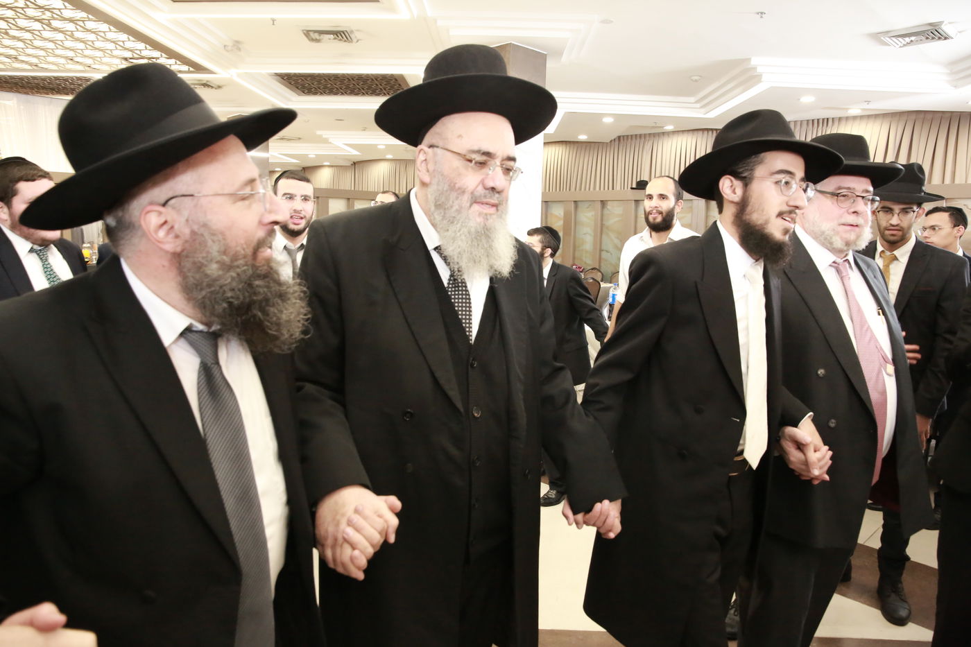 הפוסק הגאון רבי בנימין חותה חיתן את בנו | צפו בתיעוד