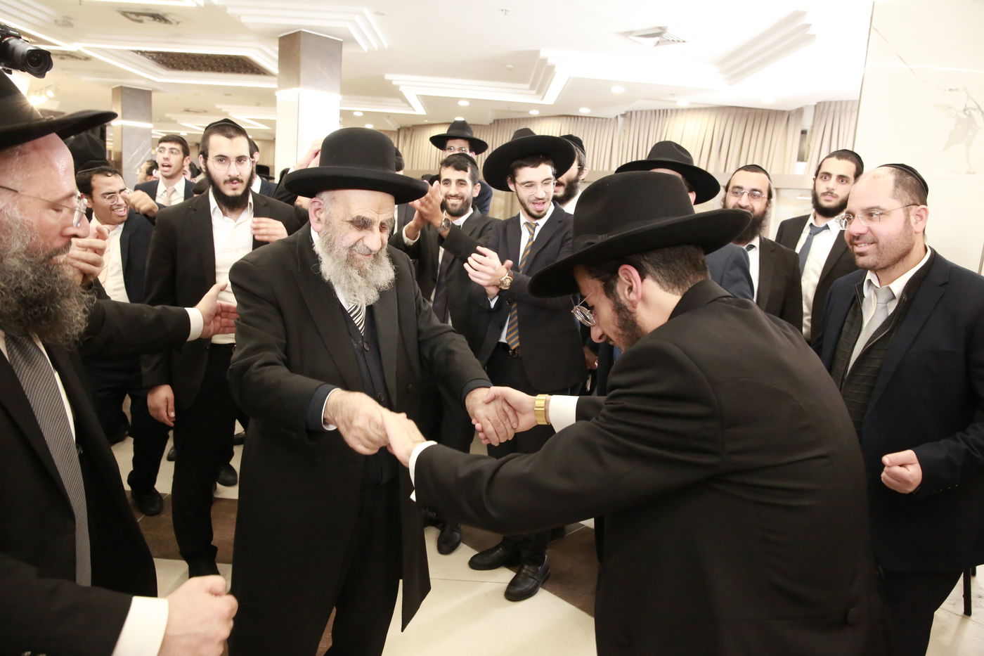 הפוסק הגאון רבי בנימין חותה חיתן את בנו | צפו בתיעוד