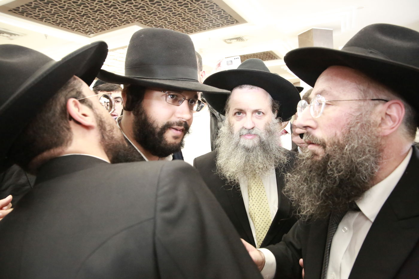 הפוסק הגאון רבי בנימין חותה חיתן את בנו | צפו בתיעוד