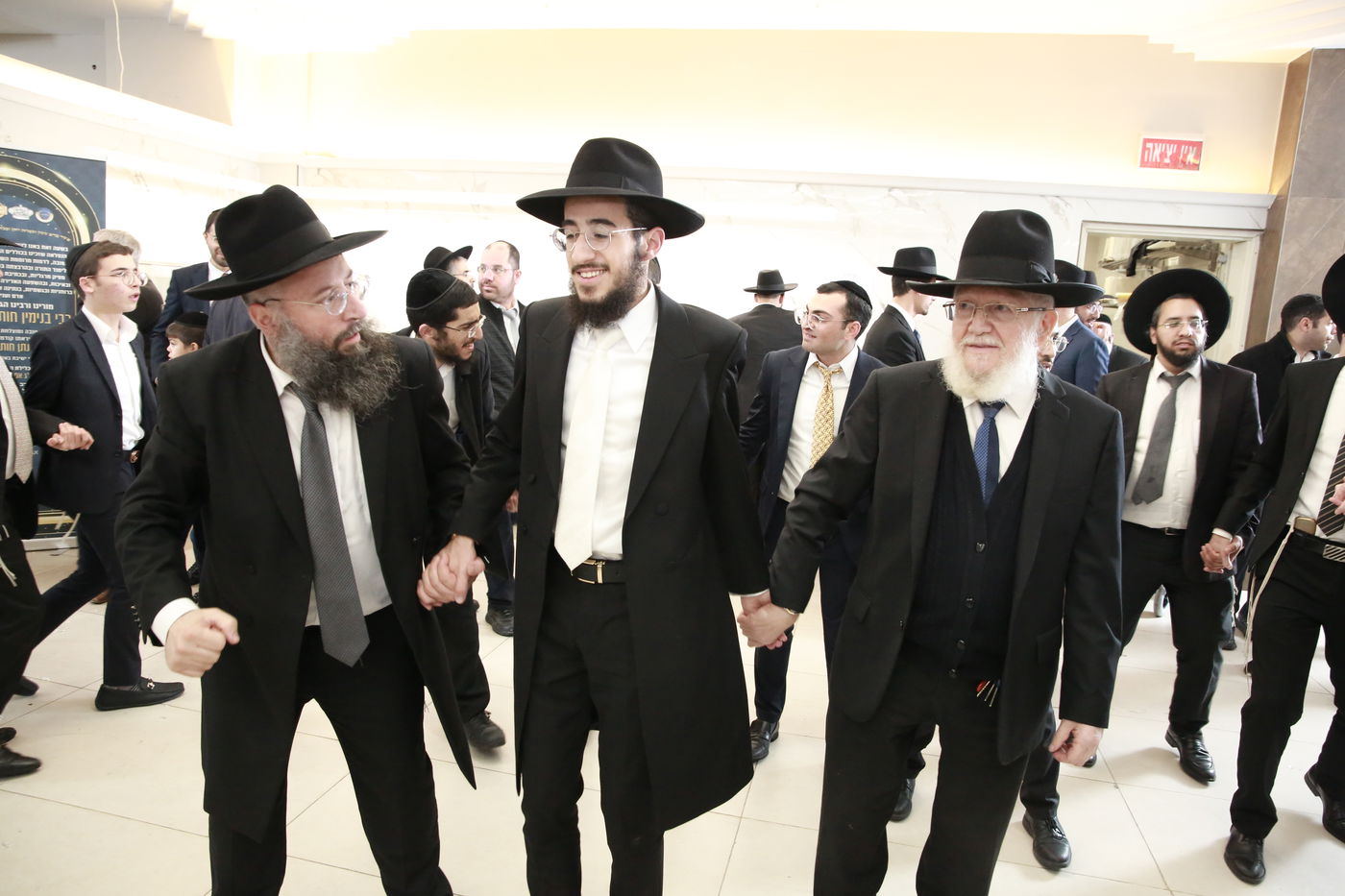 הפוסק הגאון רבי בנימין חותה חיתן את בנו | צפו בתיעוד